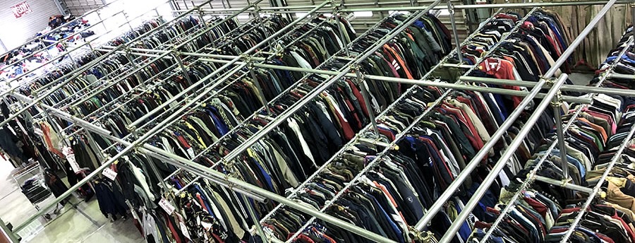 古着倉庫の店内写真